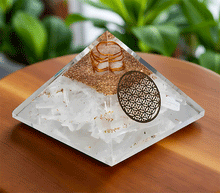 Naložite sliko v pregledovalnik galerije, orgonit piramida selenit kristali zaščita zascita elektromagnetno sevanje orgonit piramida kristali selenit spirala kristali poldragi kamni piramide piramida moč moc orgonit piramida orgonit elektrosmog