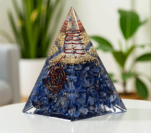 Naložite sliko v pregledovalnik galerije, orgonit piramida sodalit kristali zaščita zascita elektromagnetno sevanje orgonit piramida kristali sodalit spirala kristali poldragi kamni piramide piramida moč moc orgonit piramida orgonit elektrosmog