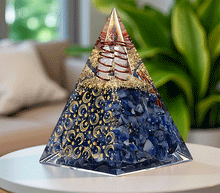 Naložite sliko v pregledovalnik galerije, orgonit piramida sodalit kristali zaščita zascita elektromagnetno sevanje orgonit piramida kristali sodalit spirala kristali poldragi kamni piramide piramida moč moc orgonit piramida orgonit elektrosmog