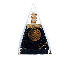 Naložite sliko v pregledovalnik galerije, orgonit piramida crni turmalin kristali zaščita zascita elektromagnetno sevanje orgonit piramida kristali črni turmalin spirala kristali poldragi kamni piramide piramida moč moc orgonit piramida orgonit elektrosmog