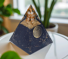 Naložite sliko v pregledovalnik galerije, orgonit piramida crni turmalin kristali zaščita zascita elektromagnetno sevanje orgonit piramida kristali črni turmalin spirala kristali poldragi kamni piramide piramida moč moc orgonit piramida orgonit elektrosmog