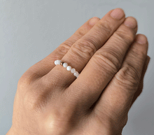 Naložite sliko v pregledovalnik galerije, prstan mesečev kamen kristali prstan iz kristalov kristalni prstan nakit kristali elastični prstan elastičen prstan mesečev kristal energetski nakit lunin kamen