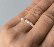 Naložite sliko v pregledovalnik galerije, prstan mesečev kamen kristali prstan iz kristalov kristalni prstan nakit kristali elastični prstan elastičen prstan mesečev kristal energetski nakit lunin kamen