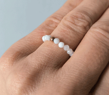 Naložite sliko v pregledovalnik galerije, prstan mesečev kamen kristali prstan iz kristalov kristalni prstan nakit kristali elastični prstan elastičen prstan mesečev kristal energetski nakit lunin kamen