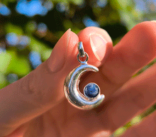 Naložite sliko v pregledovalnik galerije, srebrni obesek luna 925 kristal safir nakit srebro 925 luna safir zenski nakit kristali poldragi kamni nakit lunin obesek iz srebra