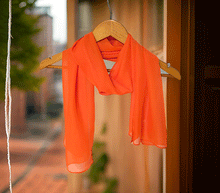 Naložite sliko v pregledovalnik galerije, Šal enobarven oranžen (svila, viskoza)