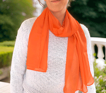 Naložite sliko v pregledovalnik galerije, Šal enobarven oranžen (svila, viskoza)