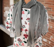 Naložite sliko v pregledovalnik galerije, Šal enobarven siv (svila, viskoza)