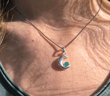 Naložite sliko v pregledovalnik galerije, srebrni obesek luna 925 kristal smaragd nakit srebro 925 luna smaragd zenski nakit kristali poldragi kamni nakit lunin obesek iz srebra mesec