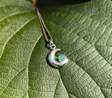 Naložite sliko v pregledovalnik galerije, srebrni obesek luna 925 kristal smaragd nakit srebro 925 luna smaragd zenski nakit kristali poldragi kamni nakit lunin obesek iz srebra mesec