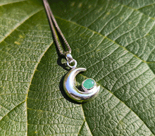 Naložite sliko v pregledovalnik galerije, srebrni obesek luna 925 kristal smaragd nakit srebro 925 luna smaragd zenski nakit kristali poldragi kamni nakit lunin obesek iz srebra mesec