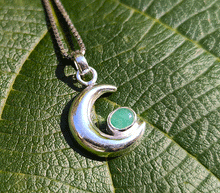 Naložite sliko v pregledovalnik galerije, srebrni obesek luna 925 kristal smaragd nakit srebro 925 luna smaragd zenski nakit kristali poldragi kamni nakit lunin obesek iz srebra mesec