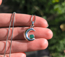 Naložite sliko v pregledovalnik galerije, srebrni obesek luna 925 kristal smaragd nakit srebro 925 luna smaragd zenski nakit kristali poldragi kamni nakit lunin obesek iz srebra mesec