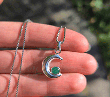 Naložite sliko v pregledovalnik galerije, srebrni obesek luna 925 kristal smaragd nakit srebro 925 luna smaragd zenski nakit kristali poldragi kamni nakit lunin obesek iz srebra mesec