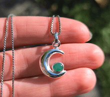 Naložite sliko v pregledovalnik galerije, srebrni obesek luna 925 kristal smaragd nakit srebro 925 luna smaragd zenski nakit kristali poldragi kamni nakit lunin obesek iz srebra mesec