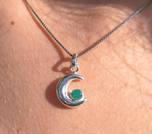 Naložite sliko v pregledovalnik galerije, srebrni obesek luna 925 kristal smaragd nakit srebro 925 luna smaragd zenski nakit kristali poldragi kamni nakit lunin obesek iz srebra mesec