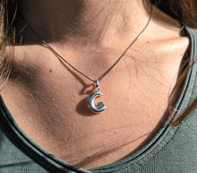 Naložite sliko v pregledovalnik galerije, srebrni obesek luna 925 kristal smaragd nakit srebro 925 luna smaragd zenski nakit kristali poldragi kamni nakit lunin obesek iz srebra mesec