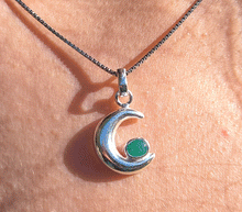 Naložite sliko v pregledovalnik galerije, srebrni obesek luna 925 kristal smaragd nakit srebro 925 luna smaragd zenski nakit kristali poldragi kamni nakit lunin obesek iz srebra mesec