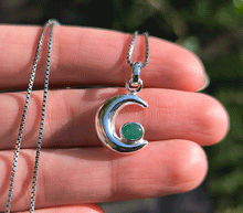 Naložite sliko v pregledovalnik galerije, srebrni obesek luna 925 kristal smaragd nakit srebro 925 luna smaragd zenski nakit kristali poldragi kamni nakit lunin obesek iz srebra mesec