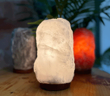 Naložite sliko v pregledovalnik galerije, Himalajska solna lucka naravna oblika astma svetilka elektrosmog solna luc madalbal solna svetilka himalajska solna lučka solna luč bela solna svetilka bela