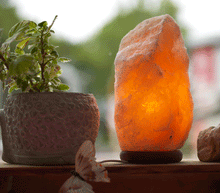 Naložite sliko v pregledovalnik galerije, Himalajska solna lucka naravna oblika astma svetilka elektrosmog solna luc madalbal solna svetilka himalajska solna lučka solna luč solna svetilka