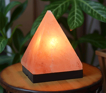Naložite sliko v pregledovalnik galerije, Himalajska solna lucka Piramida svetilka himalajska solna lucka elektrosmog solna svetilka solna lučka solna luč svetilka iz himalajske soli