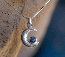 Naložite sliko v pregledovalnik galerije, srebrni obesek luna 925 kristal safir nakit srebro 925 luna safir zenski nakit kristali poldragi kamni nakit lunin obesek iz srebra