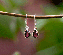 Naložite sliko v pregledovalnik galerije, srebrni zenski uhani 925 granat zenski nakit nakit uhani srebro 925 uhani iz kristalov granat uhani poldragi kamni modni nakit kristali kristalni uhani granat uhancki