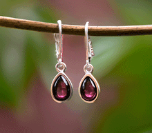 Naložite sliko v pregledovalnik galerije, srebrni zenski uhani 925 granat zenski nakit nakit uhani srebro 925 uhani iz kristalov granat uhani poldragi kamni modni nakit kristali kristalni uhani granat uhancki