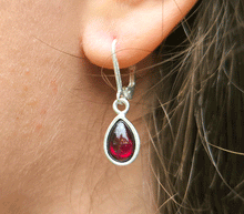 Naložite sliko v pregledovalnik galerije, srebrni zenski uhani 925 granat zenski nakit nakit uhani srebro 925 uhani iz kristalov granat uhani poldragi kamni modni nakit kristali kristalni uhani granat uhancki