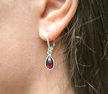 Naložite sliko v pregledovalnik galerije, srebrni zenski uhani 925 granat zenski nakit nakit uhani srebro 925 uhani iz kristalov granat uhani poldragi kamni modni nakit kristali kristalni uhani granat uhancki