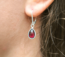Naložite sliko v pregledovalnik galerije, srebrni zenski uhani 925 granat zenski nakit nakit uhani srebro 925 uhani iz kristalov granat uhani poldragi kamni modni nakit kristali kristalni uhani granat uhancki