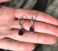Naložite sliko v pregledovalnik galerije, srebrni zenski uhani 925 granat zenski nakit nakit uhani srebro 925 uhani iz kristalov granat uhani poldragi kamni modni nakit kristali kristalni uhani granat uhancki