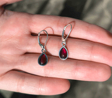 Naložite sliko v pregledovalnik galerije, srebrni zenski uhani 925 granat zenski nakit nakit uhani srebro 925 uhani iz kristalov granat uhani poldragi kamni modni nakit kristali kristalni uhani granat uhancki