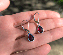 Naložite sliko v pregledovalnik galerije, srebrni zenski uhani 925 granat zenski nakit nakit uhani srebro 925 uhani iz kristalov granat uhani poldragi kamni modni nakit kristali kristalni uhani granat uhancki