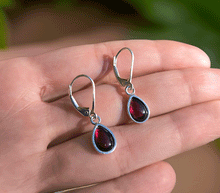 Naložite sliko v pregledovalnik galerije, srebrni zenski uhani 925 granat zenski nakit nakit uhani srebro 925 uhani iz kristalov granat uhani poldragi kamni modni nakit kristali kristalni uhani granat uhancki