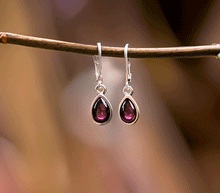 Naložite sliko v pregledovalnik galerije, srebrni zenski uhani 925 granat zenski nakit nakit uhani srebro 925 uhani iz kristalov granat uhani poldragi kamni modni nakit kristali kristalni uhani granat uhancki