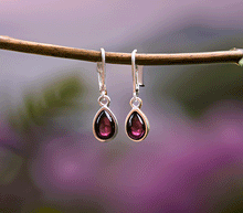 Naložite sliko v pregledovalnik galerije, srebrni zenski uhani 925 granat zenski nakit nakit uhani srebro 925 uhani iz kristalov granat uhani poldragi kamni modni nakit kristali kristalni uhani granat uhancki