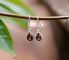 Naložite sliko v pregledovalnik galerije, srebrni zenski uhani 925 granat zenski nakit nakit uhani srebro 925 uhani iz kristalov granat uhani poldragi kamni modni nakit kristali kristalni uhani granat uhancki