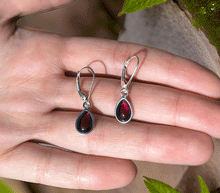 Naložite sliko v pregledovalnik galerije, srebrni zenski uhani 925 granat zenski nakit nakit uhani srebro 925 uhani iz kristalov granat uhani poldragi kamni modni nakit kristali kristalni uhani granat uhancki