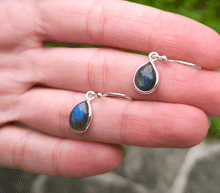 Naložite sliko v pregledovalnik galerije, srebrni zenski uhani 925 labradorit zenski nakit nakit uhani srebro 925 uhani iz kristalov labradorit uhani podragi kamni modni nakit kristali kristalni uhani labradorit uhancki