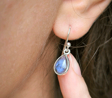 Naložite sliko v pregledovalnik galerije, srebrni ženski viseči uhani 925 labradorit zenski nakit nakit viseci uhani srebro 925 uhani iz kristalov labradorit uhani podragi kamni modni nakit kristali kristalni uhani labradorit uhancki talisman za zaščito