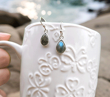 Naložite sliko v pregledovalnik galerije, srebrni zenski uhani 925 labradorit zenski nakit nakit uhani srebro 925 uhani iz kristalov labradorit uhani podragi kamni modni nakit kristali kristalni uhani labradorit uhancki