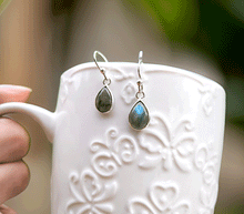 Naložite sliko v pregledovalnik galerije, srebrni zenski uhani 925 labradorit zenski nakit nakit uhani srebro 925 uhani iz kristalov labradorit uhani podragi kamni modni nakit kristali kristalni uhani labradorit uhancki