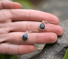 Naložite sliko v pregledovalnik galerije, srebrni zenski uhani 925 labradorit zenski nakit nakit uhani srebro 925 uhani iz kristalov labradorit uhani podragi kamni modni nakit kristali kristalni uhani labradorit uhancki