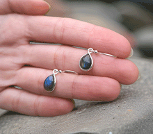 Naložite sliko v pregledovalnik galerije, srebrni zenski uhani 925 labradorit zenski nakit nakit uhani srebro 925 uhani iz kristalov labradorit uhani podragi kamni modni nakit kristali kristalni uhani labradorit uhancki