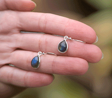 Naložite sliko v pregledovalnik galerije, srebrni zenski uhani 925 labradorit zenski nakit nakit uhani srebro 925 uhani iz kristalov labradorit uhani podragi kamni modni nakit kristali kristalni uhani labradorit uhancki