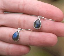 Naložite sliko v pregledovalnik galerije, srebrni ženski viseči uhani 925 labradorit zenski nakit nakit viseci uhani srebro 925 uhani iz kristalov labradorit uhani podragi kamni modni nakit kristali kristalni uhani labradorit uhancki