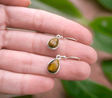 Naložite sliko v pregledovalnik galerije, srebrni zenski uhani 925 tigrovo oko zenski nakit nakit uhani srebro 925 uhani iz kristalov tigrovo oko uhani podragi kamni modni nakit kristali kristalni uhani tigrovo oko uhancki