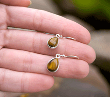 Naložite sliko v pregledovalnik galerije, srebrni zenski uhani 925 tigrovo oko zenski nakit nakit uhani srebro 925 uhani iz kristalov tigrovo oko uhani podragi kamni modni nakit kristali kristalni uhani tigrovo oko uhancki